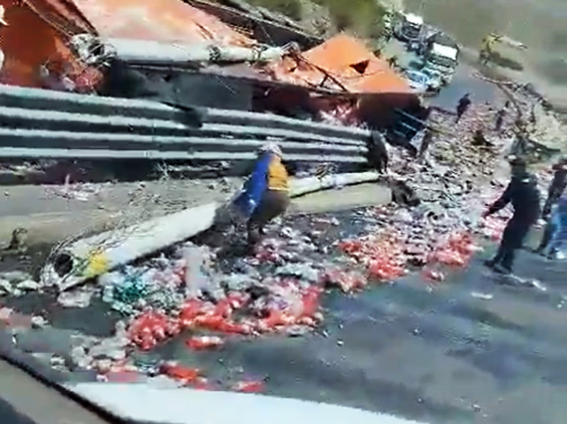 Ambato: personas se llevan la mercadería de un tráiler accidentado