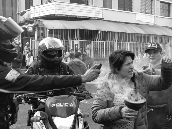 Policía dispersa manifestación antiminera en los exteriores del Ministerio del Ambiente, en Quito