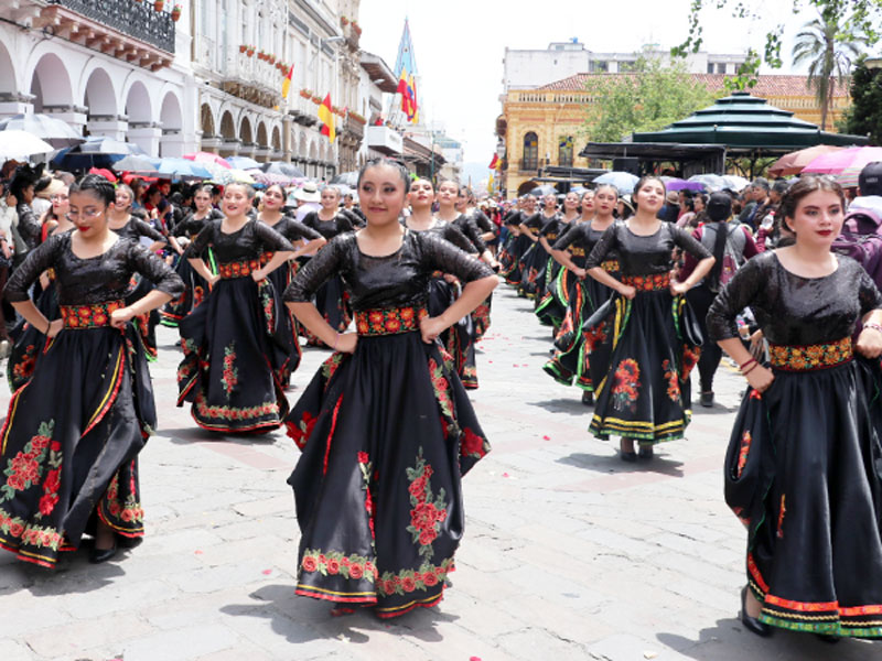 Cuenca inicia sus fiestas de Fundación con el desfile estudiantil