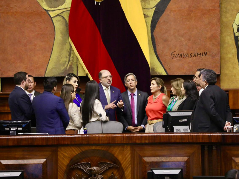 Bancadas legislativas se comprometen a trabajar por el país, lejos de la confrontación