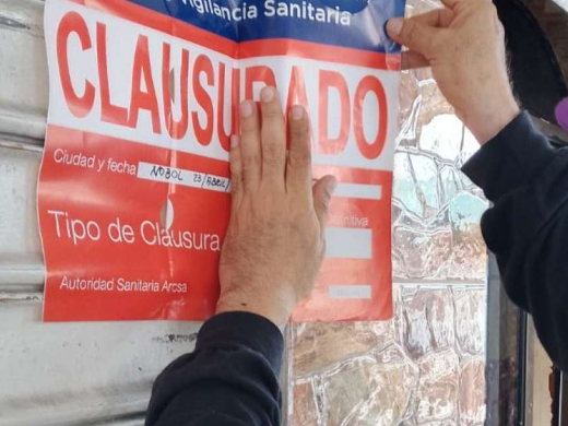 En dos restaurantes de Guayas se preparaban alimentos entre cucarachas y basura
