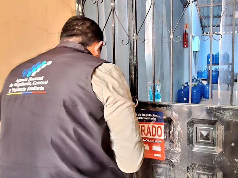 Arcsa detecta irregularidades sanitarias en lotes de siete marcas de agua embotellada