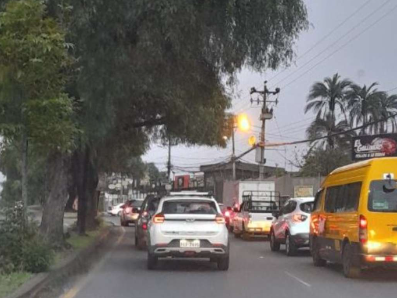 La caída de un muro alteró el tránsito vehicular en la av. Manuel Córdova Galarza