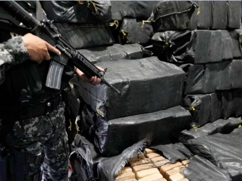 Bloque de Seguridad decomisa 43 sacos con droga en Galápagos