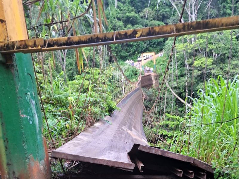 Nueve rescatados y dos desaparecidos tras caída de vehículo al río Upano en Sucúa