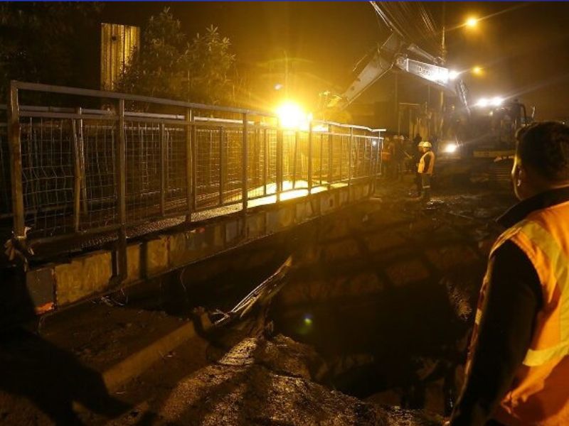 Quito: Construyen puente peatonal temporal en la vía Gualo/Llano Chico
