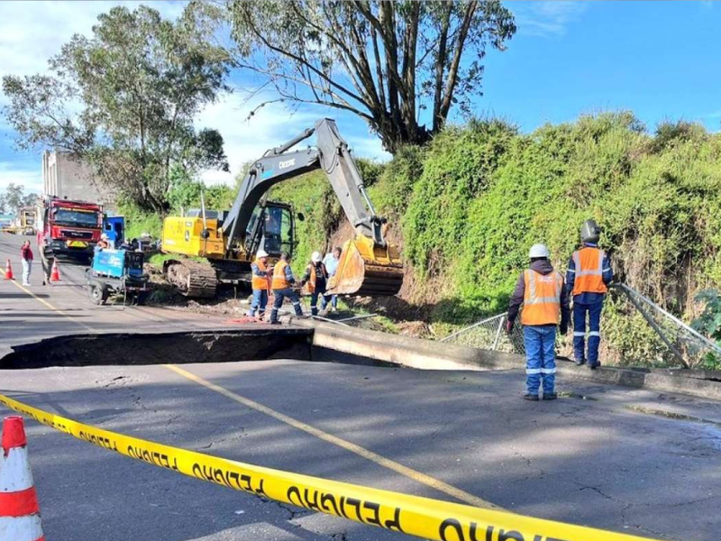 Socavón en Quito: El Municipio levantará un puente peatonal en Llano Chico