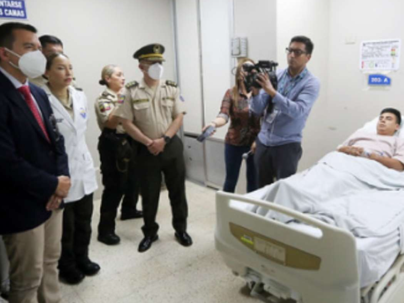 Daniel Noboa visitó a policías heridos en Guayaquil