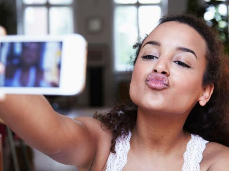 Qué es el mewing que cientos de miles de personas practican para sus selfies (y qué complicaciones puede traer)