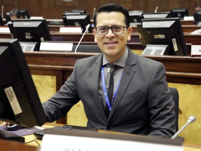 Nueva baja en el correísmo: Henry Bósquez renuncia a la bancada de RC