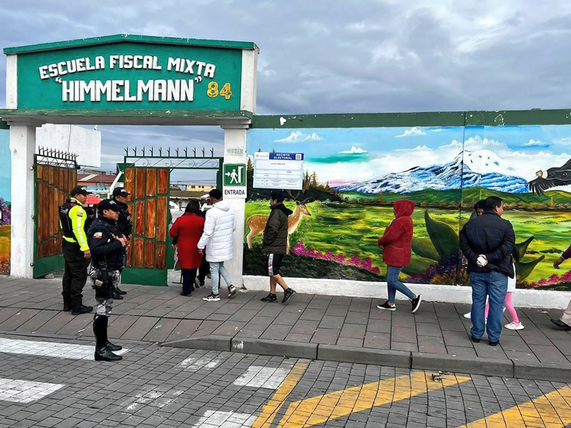 Policías y militares se despliegan para proteger el proceso electoral este domingo