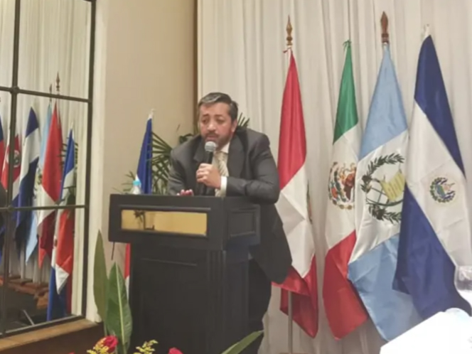 Rector de la UCE designa a Ramiro García como decano de la Facultad de Jurisprudencia