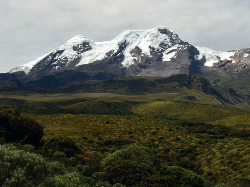 Búsqueda de tres turistas atrapados en el volcán Cayambe fueron suspendidas