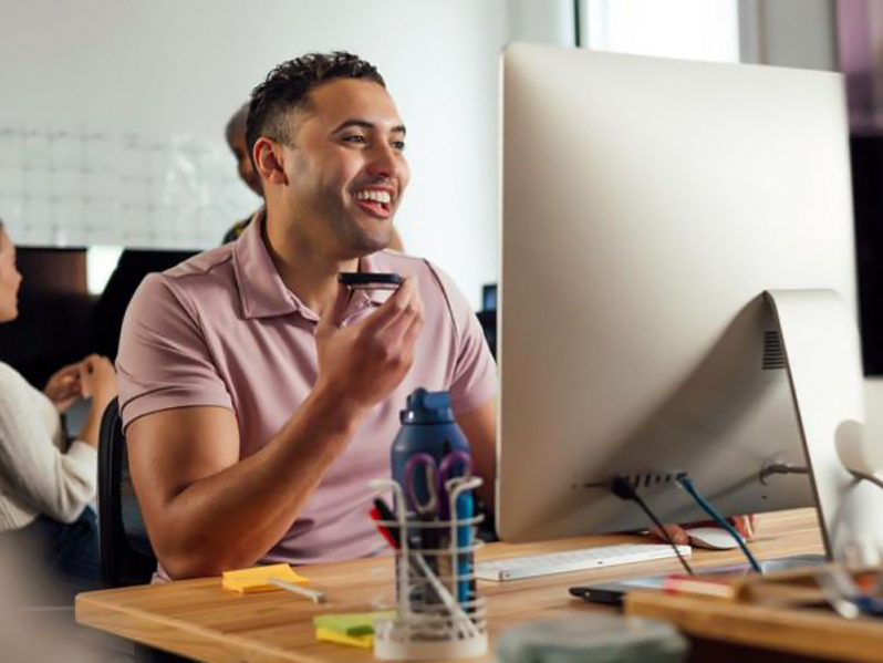 Los aumentos de salario que ofrecen compañías en EEUU para que sus empleados trabajen en la oficina todos los días