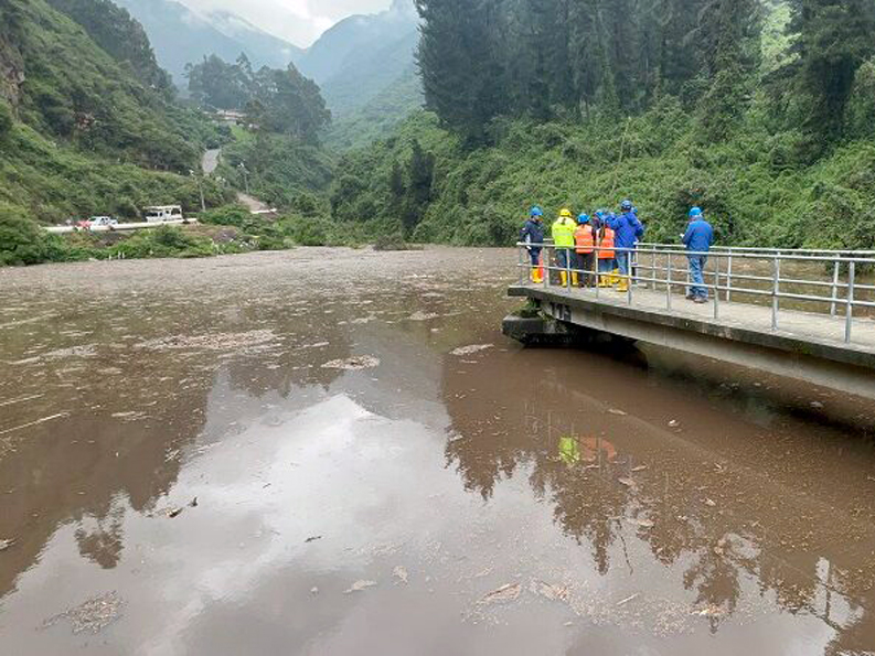 Aplican tres frentes de acción para evacuar agua del reservorio de la quebrada Rumipamba