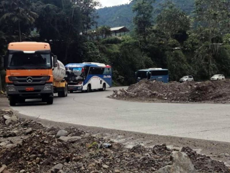Paso controlado en la vía Balbanera – Pallatanga – Cumandá en Chimborazo