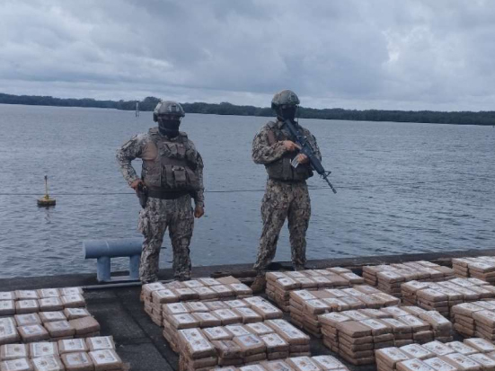 Fuerzas Armadas decomisaron una tonelada de droga frente a Esmeraldas