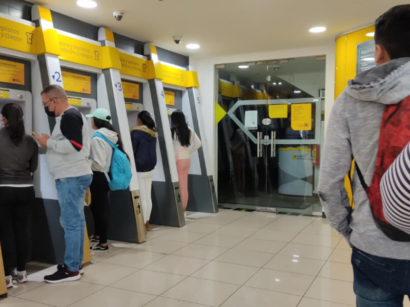Bancos atenderán en feriado de manera presencial y en horario diferido en centros comerciales