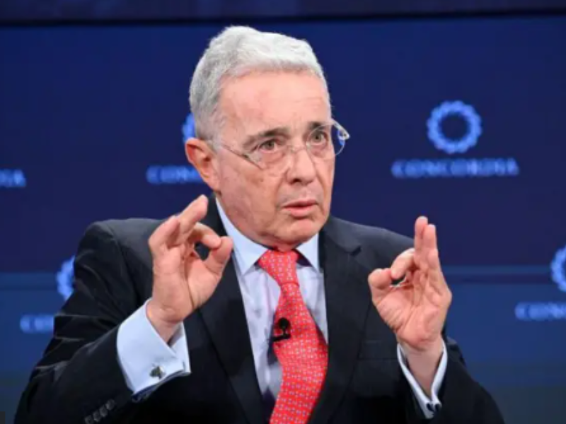Fiscalía de Colombia acusa a Álvaro Uribe de soborno y manipulación de testigos