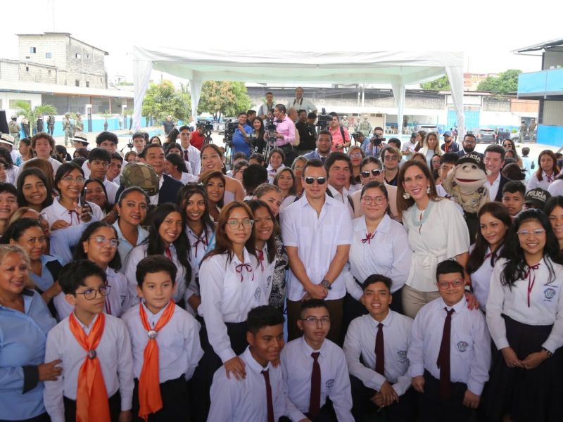 «Quien afecte en la venta o entrega de textos escolares, será llevado a la justicia». Daniel Noboa