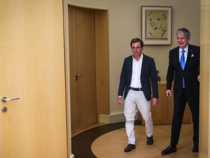 Guillermo Lasso presenta junto a Joaquín Manso un libro sobre su gestión en Ecuador