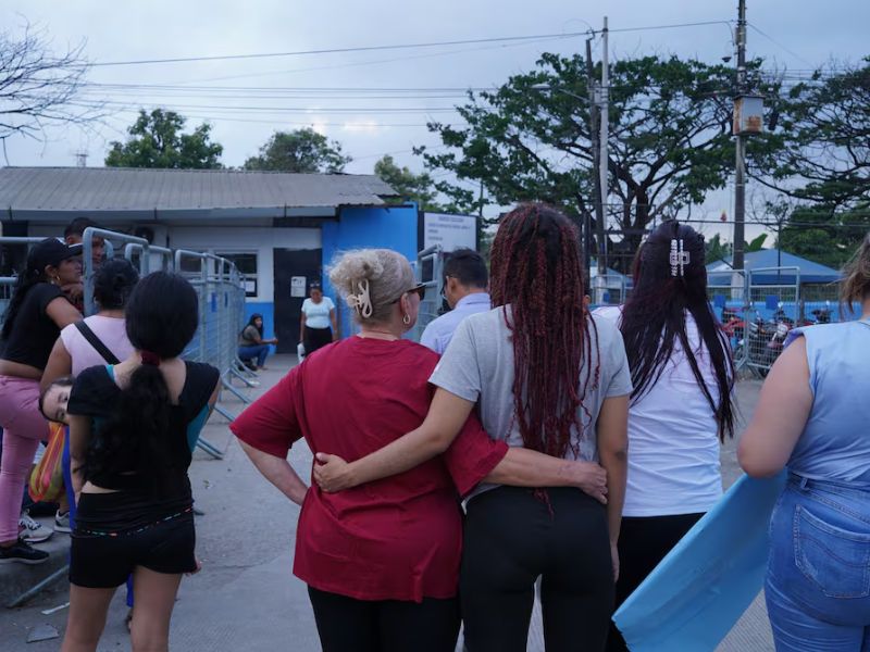 Historia de las madres de presos que viven en la puerta de la cárcel de Guayaquil, relatada por  El País de España