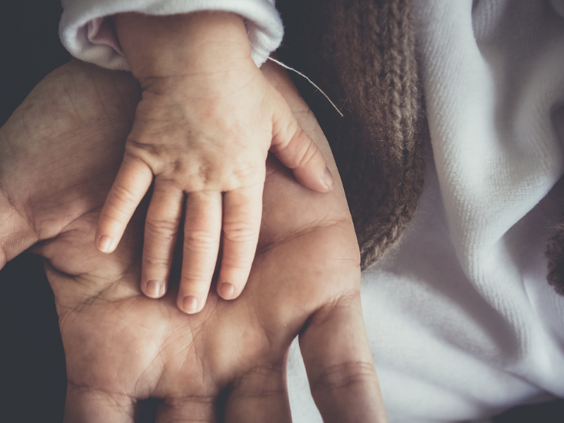 ¿Ser padres puede afectar el corazón de los hombres?: qué dice un estudio