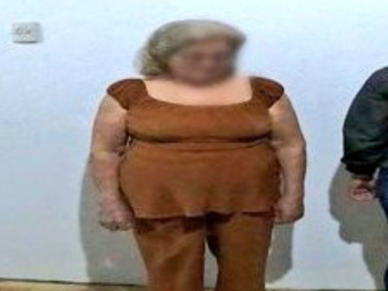 Policía detiene a anciana de 70 Años con 23 bloques de droga en su refrigerador