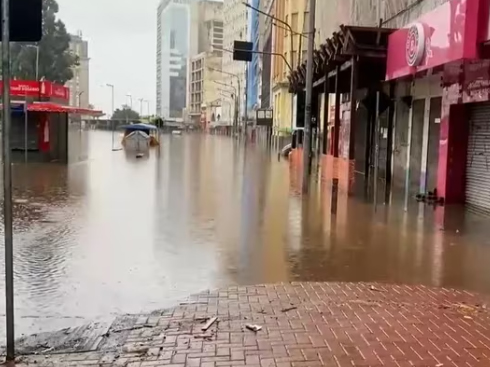 Entre el agua y los saqueos, el panorama de los comercios de Porto Alegre es desolador 