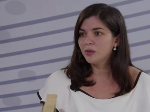 Irene Vélez. «Es necesario un vocero en Carondelet, que de las noticias semanales»