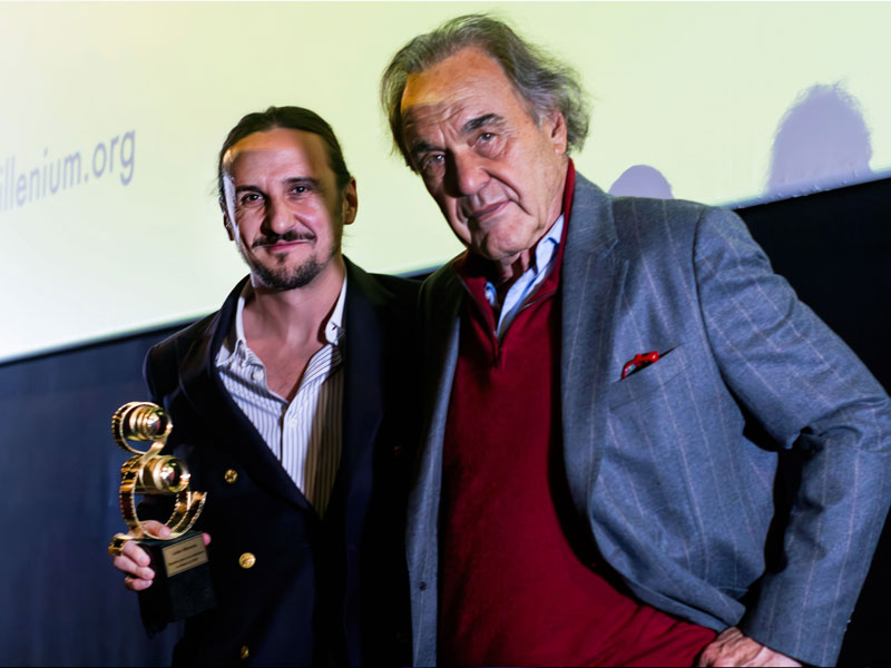 Oliver Stone otorga reconocimiento, presidente de la Fundación Identidad Nacional