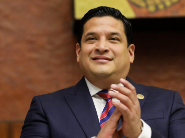 TCE multa con USD 23.000 a Alembert Vera y suspende sus derechos políticos