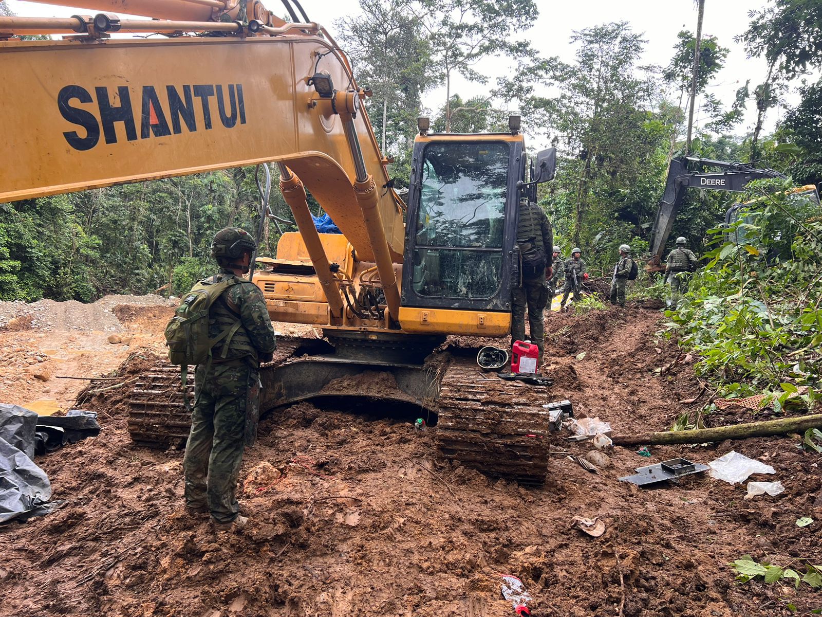 Militares destruyen pista aérea clandestina en Montecristi, Manabí