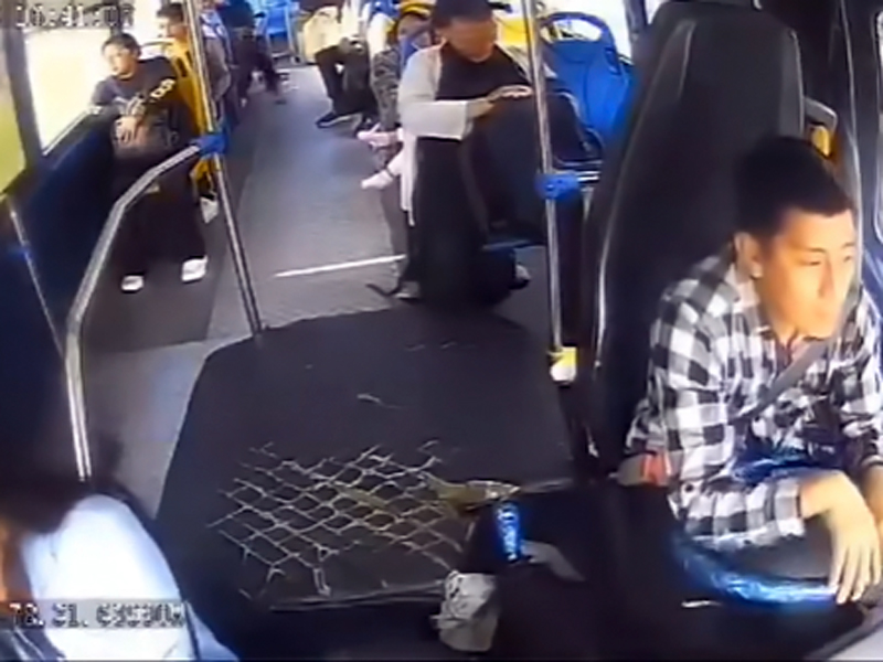 Con pistolas y cuchillos asaltan a pasajeros en un bus en Quito
