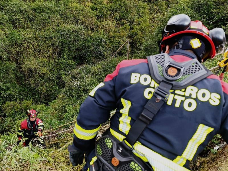 Un fallecido deja la caída de un vehículo a una quebrada en Carcelén