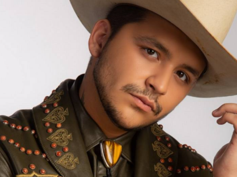 Christian Nodal llega a Ecuador acompañado por Ángela Aguilar