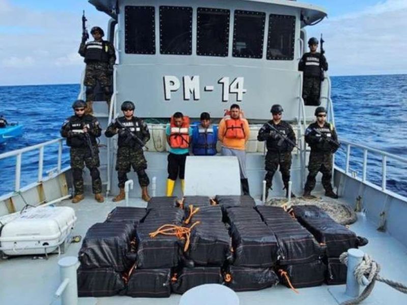 Detienen a tres ecuatorianos con droga en el mar de El Salvador