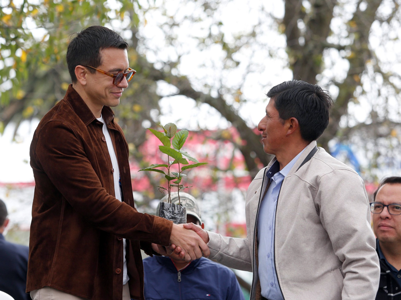 Noboa entrega 400 títulos de propiedad y becas en Cotopaxi
