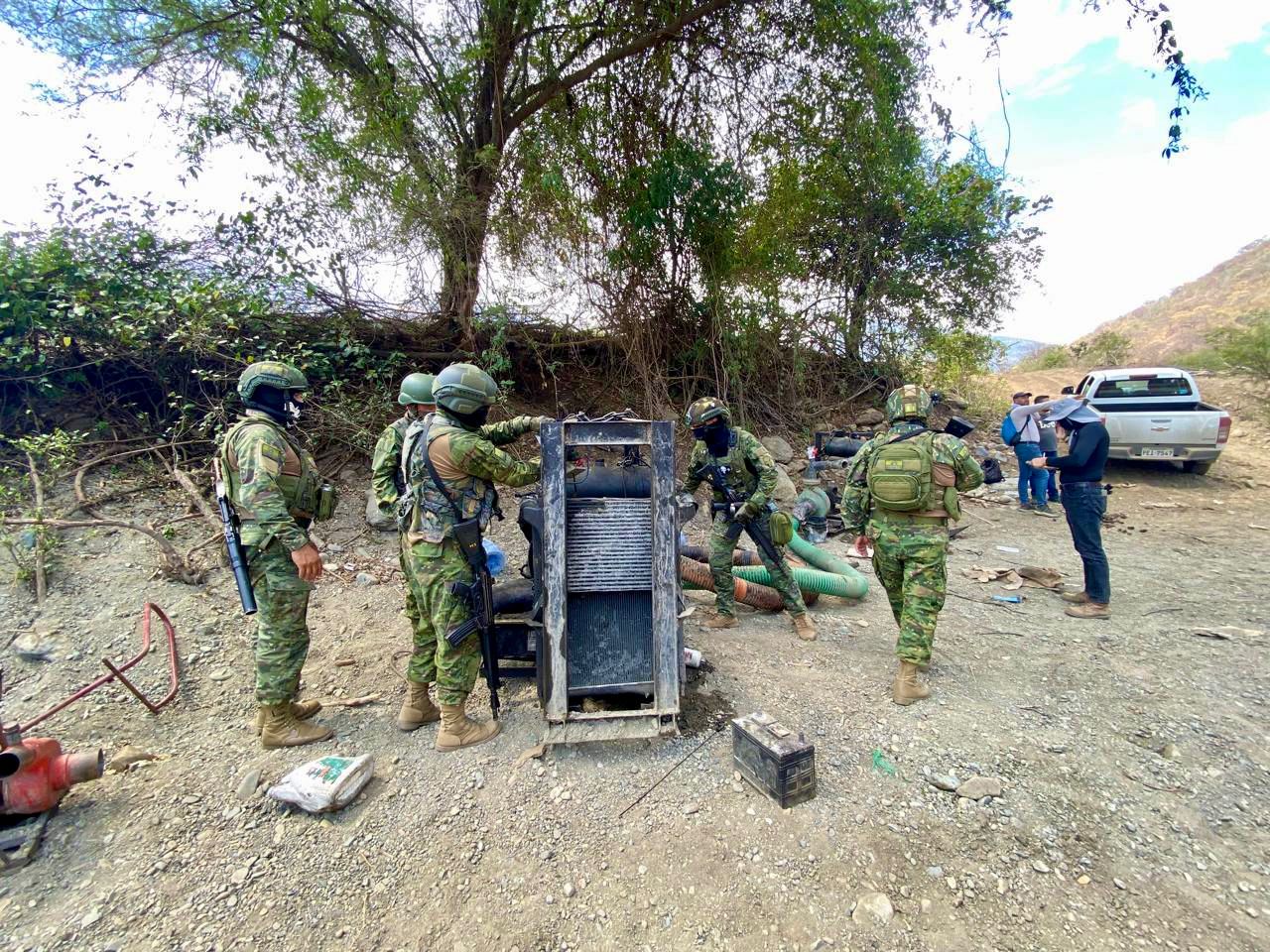 Decomisan maquinaria y explosivos para minería ilegal en Azuay y Loja
