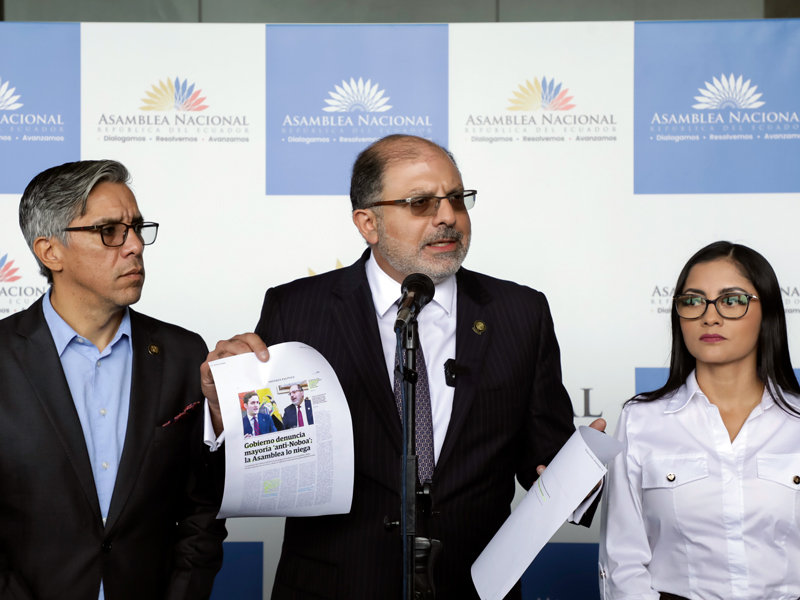 «Torres ya no es vocero, ahora es un  chismoso de pasillo». Presidente Kronfle tacha de irresponsable a declaración del que llama «chismoso de gobierno»