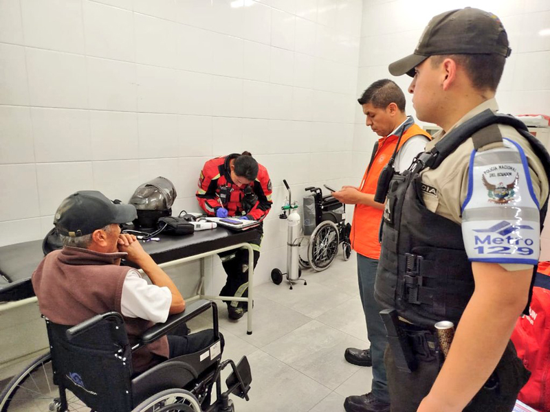 Hombre de 75 años habría caído en los rieles del Metro de Quito
