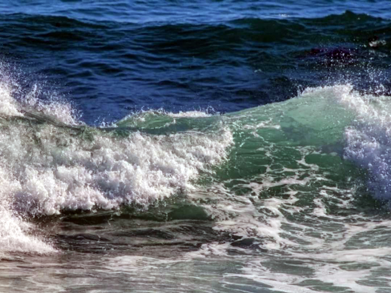 Advierten fuertes oleajes en playas de Ecuador