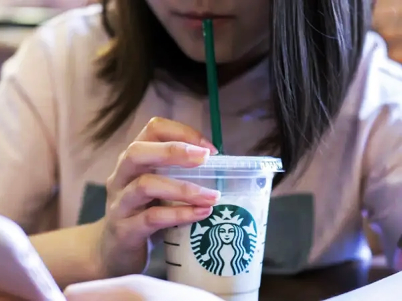 Los crecientes problemas que enfrenta Starbucks, la cadena global de café cuyas ventas cayeron en todo el mundo