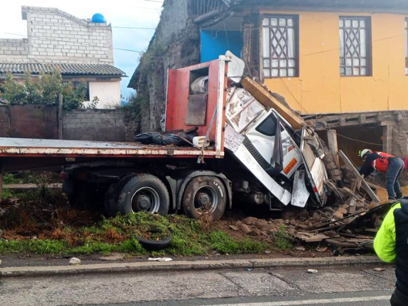 Dos fallecidos tras choque de tráiler contra una casa en la Alóag-Santo Domingo