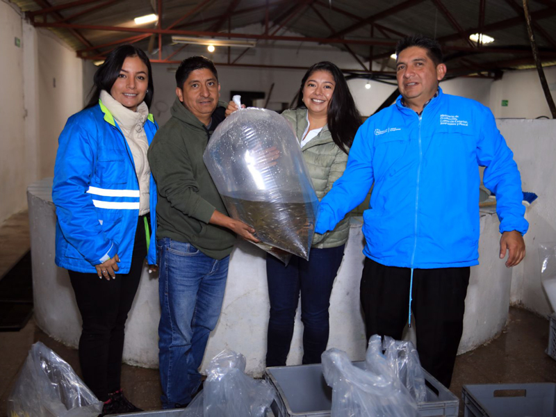MPCEIP entregó alevines de calidad a 63 piscicultores del Azuay