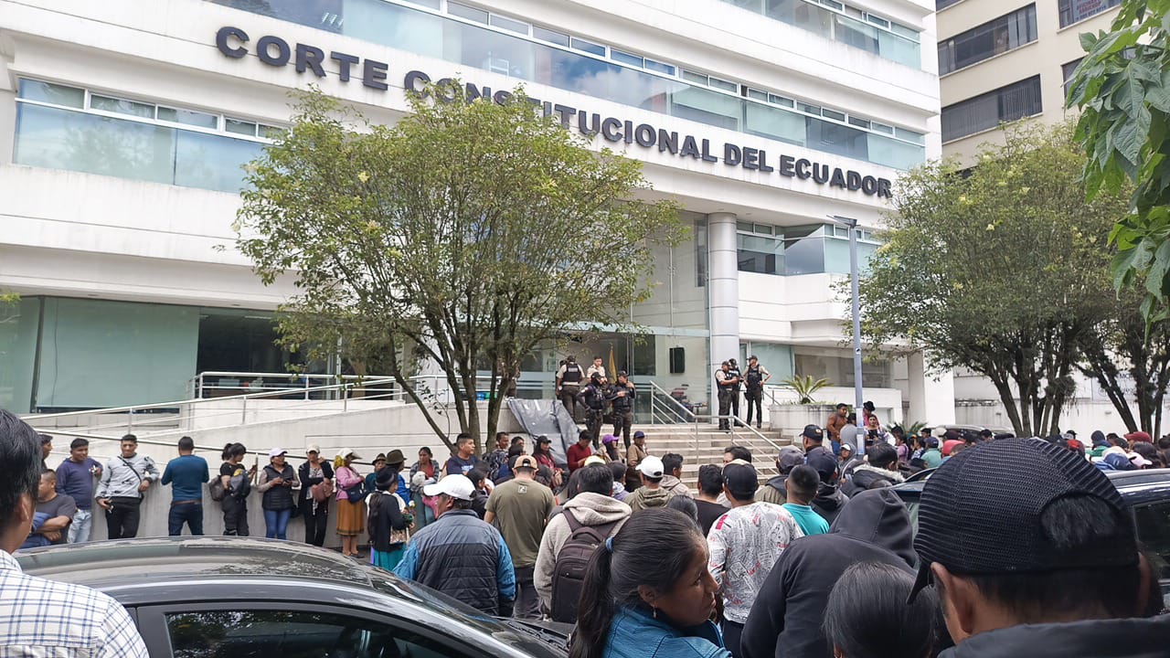Trabajadores florícolas exigen a la Corte, respetar sus derechos por el no pago de regalías