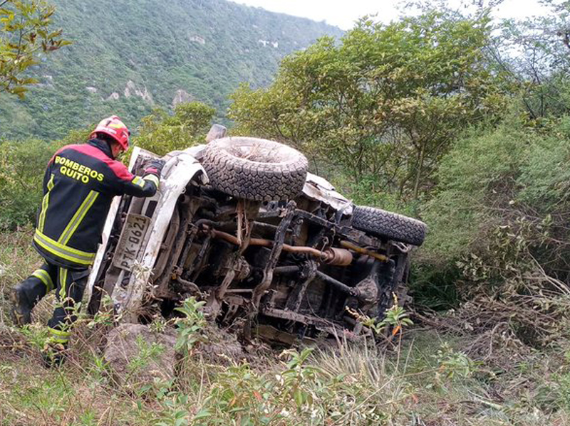 Vehículo cae unos 60 metros en Puembo